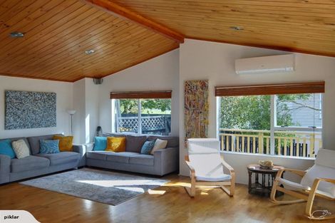 Photo of property in 8a Holiday Road, Stanmore Bay, Whangaparaoa, 0932