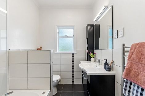 Photo of property in 7 Albemarle Road, Northland, Wellington, 6012