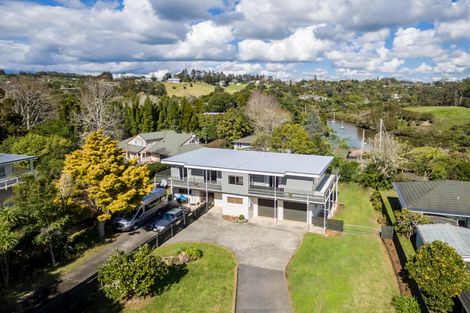 Photo of property in 35 Kemp Road, Massey, Auckland, 0614