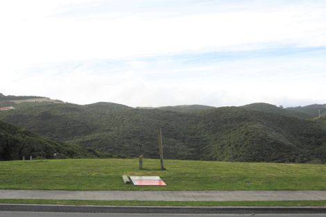 Photo of property in 33 Tamworth Crescent, Newlands, Wellington, 6037