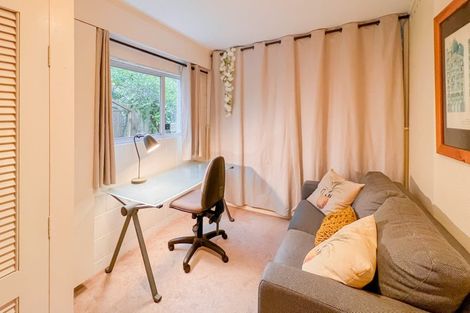 Photo of property in 28 James Evans Drive, Northcote, Auckland, 0627