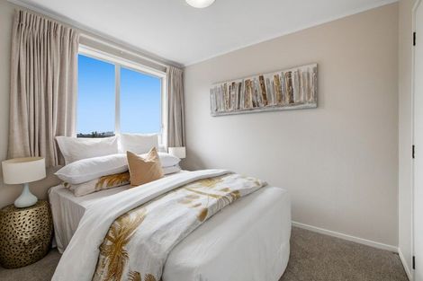 Photo of property in 1 Wanita Place, Totara Vale, Auckland, 0629