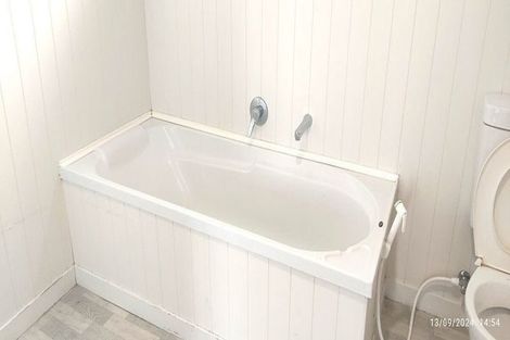 Photo of property in 39 Sunnyside Road, Sunnyvale, Auckland, 0612