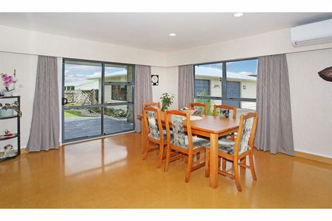 Photo of property in 48 Edgewater Parade, Waiuku, 2123