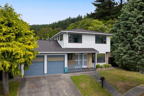 Photo of property in 28 Greyfriars Crescent, Tawa, Wellington, 5028