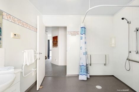 Photo of property in 136 Queens Drive, Lyall Bay, Wellington, 6022