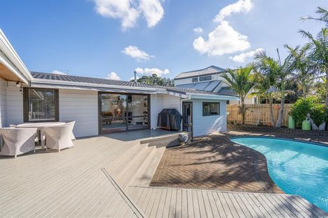 Photo of property in 14 Highwood Grove, Torbay, Auckland, 0630