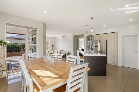 Photo of property in 4 Laurel Oak Drive, Schnapper Rock, Auckland, 0632