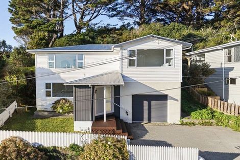 Photo of property in 9 Lomond Street, Newlands, Wellington, 6037