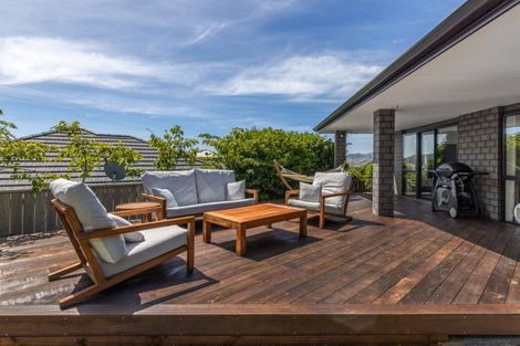 Photo of property in 2 Roundhouse Close, Whitby, Porirua, 5024