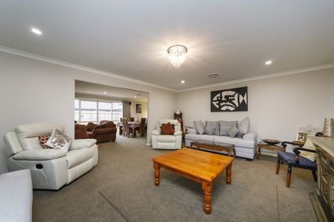 Photo of property in 6 Cyprus Place, Fitzherbert, Palmerston North, 4410