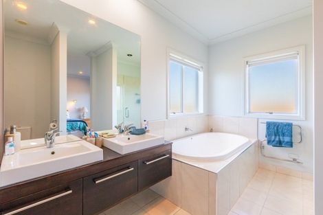 Photo of property in 32 Heynes Place, Clive, 4102