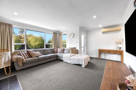 Photo of property in 12 Rosanna Place, Aranui, Christchurch, 8061