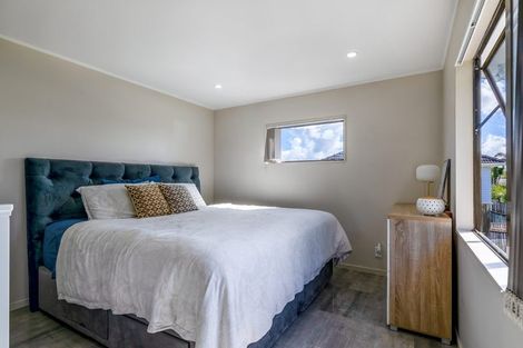 Photo of property in 13 Martin Place, Kelston, Auckland, 0602