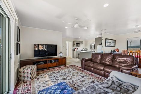 Photo of property in 11 Killygordon Place, Massey, Auckland, 0614