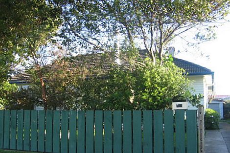 Photo of property in 18 Exeter Crescent, Takaro, Palmerston North, 4412