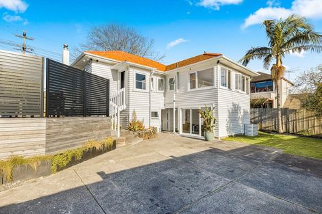 Photo of property in 1/150 East Coast Road, Forrest Hill, Auckland, 0620