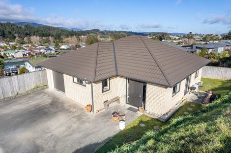 Photo of property in 94 Sunstone Crescent, Timberlea, Upper Hutt, 5018