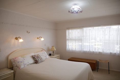 Photo of property in 6 Birdie Place, Red Beach, 0932
