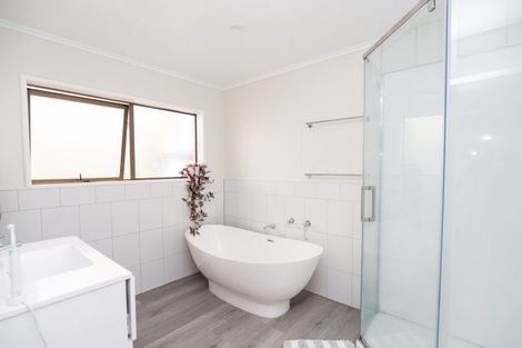 Photo of property in 2 Mcquarrie Place, Ngatea, 3503