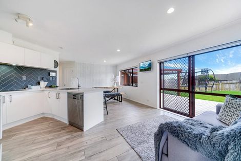 Photo of property in 8 Eloise Place, Clendon Park, Auckland, 2103