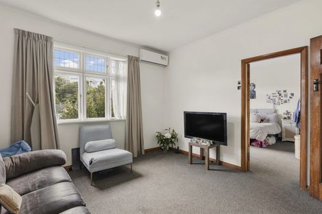 Photo of property in 142 Kelburn Parade, Kelburn, Wellington, 6012