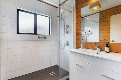 Photo of property in 2/22 Minaret Drive, Bucklands Beach, Auckland, 2014