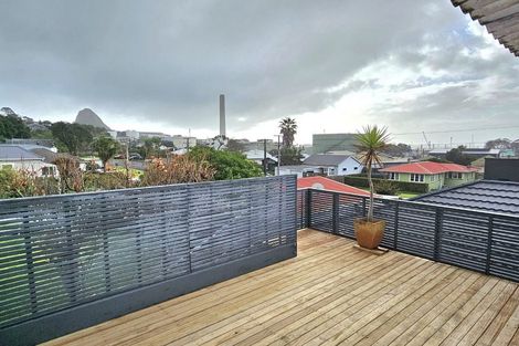 Photo of property in 40 Pioneer Road, Moturoa, New Plymouth, 4310