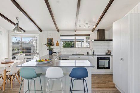 Photo of property in 6 Vela Place, Clarks Beach, 2122