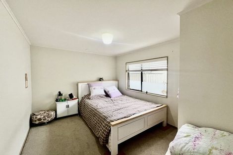 Photo of property in 2/260 Sunset Road, Windsor Park, Auckland, 0632