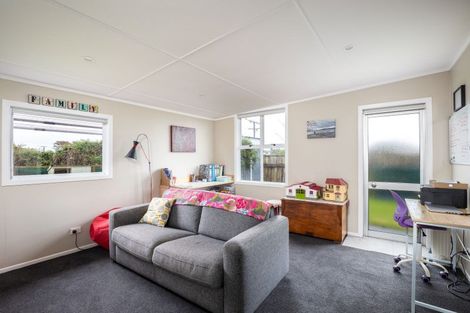 Photo of property in 18 Pukatea Street, Inglewood, 4330