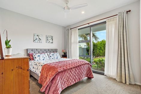 Photo of property in 8 Bosun Place, Te Atatu Peninsula, Auckland, 0610