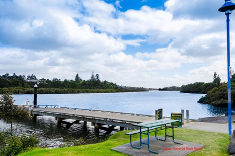 Photo of property in 24 Edgerton Road, Te Atatu Peninsula, Auckland, 0610