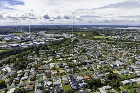 Photo of property in 2/18 Sylvan Crescent, Te Atatu South, Auckland, 0610