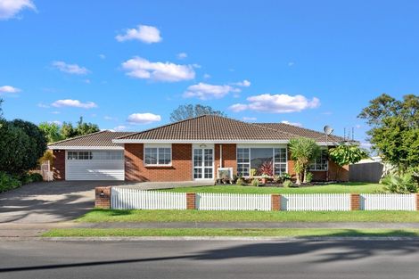 Photo of property in 198 Lakeside Drive, Orewa, 0931