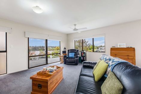 Photo of property in 46 Edgewater Parade, Waiuku, 2123