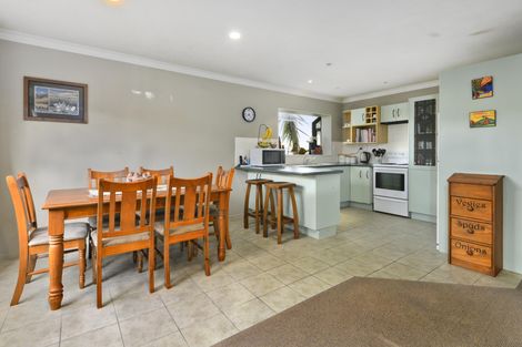 Photo of property in 1/98 Manhattan Heights, Glendene, Auckland, 0602