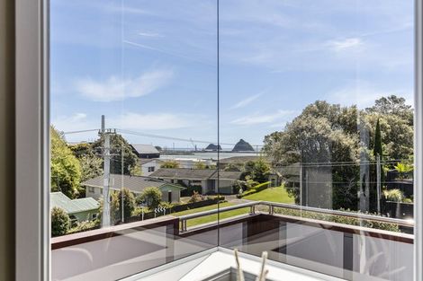 Photo of property in 9 Calvert Road, Moturoa, New Plymouth, 4310