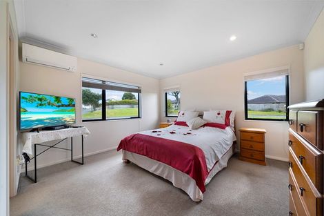 Photo of property in 5 Mcwhirters Farm Lane, Massey, Auckland, 0614