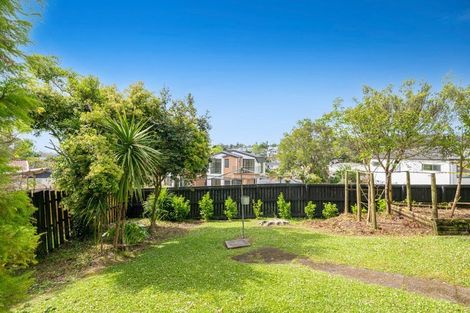 Photo of property in 1 Wanita Place, Totara Vale, Auckland, 0629