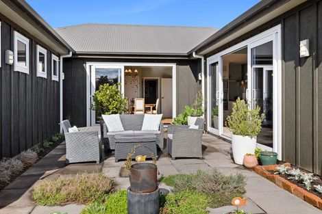 Photo of property in 7 Gleneagles Way, Waiwhakaiho, New Plymouth, 4312