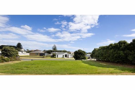 Photo of property in 24 Sunset Drive, Baylys Beach, 0377