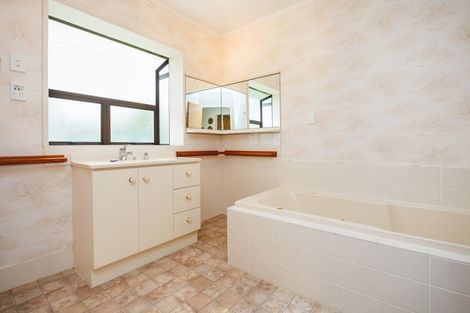 Photo of property in 8 Gregory Close, Palmerston North, 4414