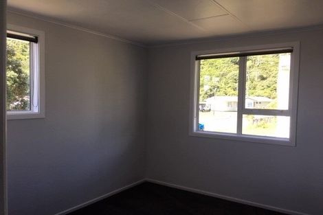 Photo of property in 4 Carnavon Place, Cannons Creek, Porirua, 5024