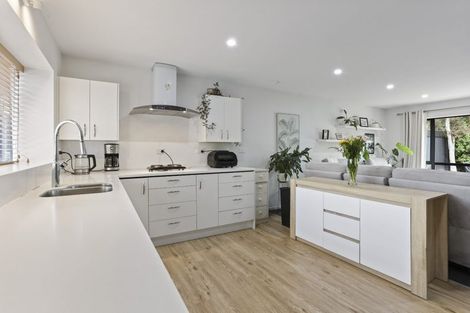 Photo of property in 10 Pyatt Place, Redwood, Christchurch, 8051