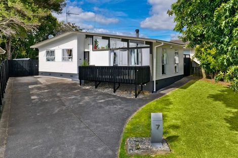 Photo of property in 7 Blythe Place, Glendene, Auckland, 0602