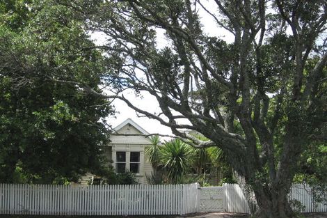 Photo of property in 14 Waterview Road, Stanley Point, Auckland, 0624