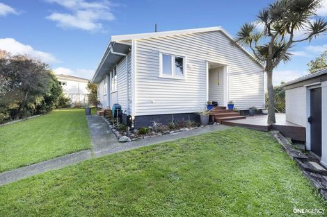 Photo of property in 22 Bartlett Grove, Tawa, Wellington, 5028