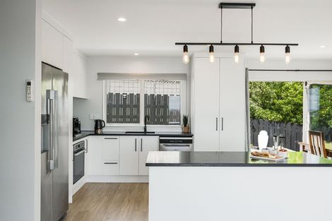 Photo of property in 22 Whangaparaoa Road, Red Beach, 0932
