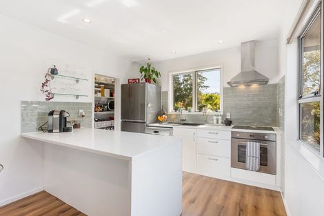 Photo of property in 18 Grassmere Road, Henderson Valley, Auckland, 0612
